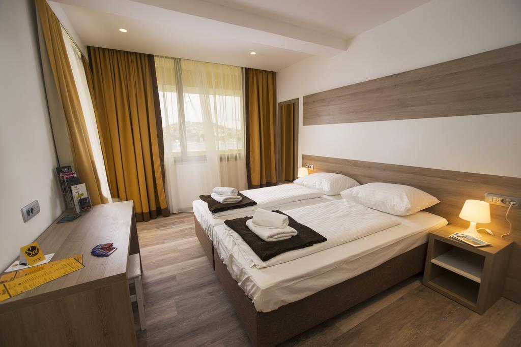 Sol Hostel *